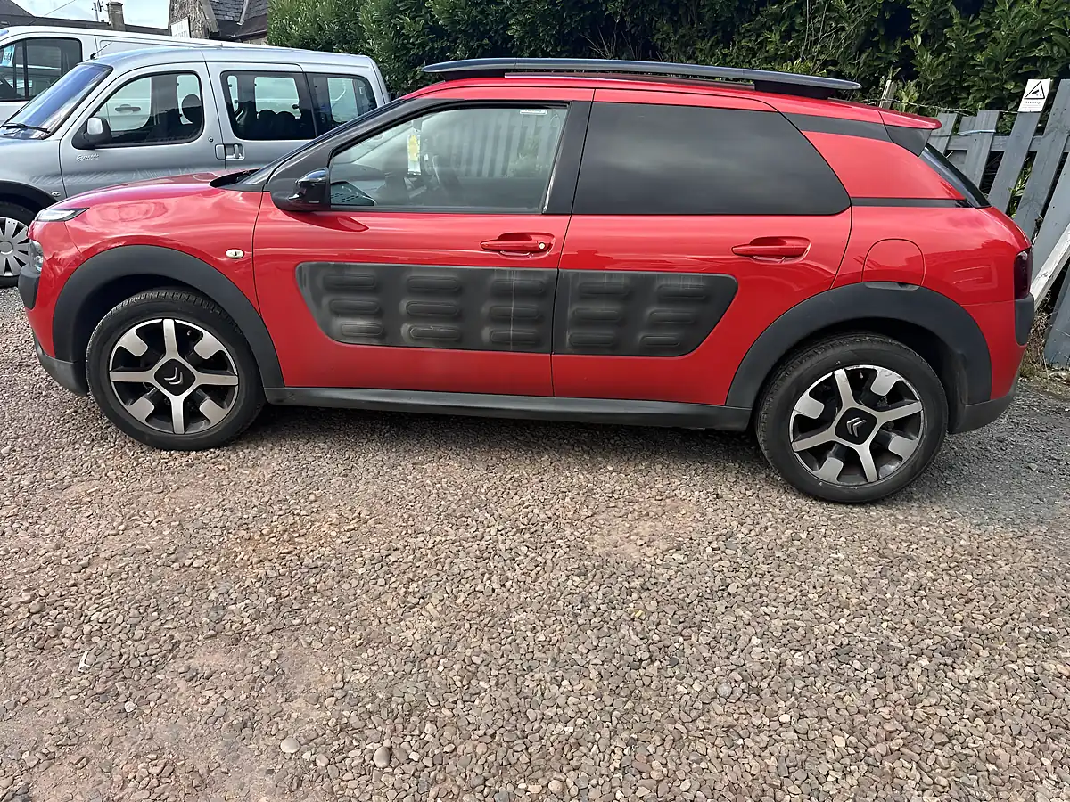 Used 2015 Citroen C4 Cactus Flair Red - Interior and Exterior details 7