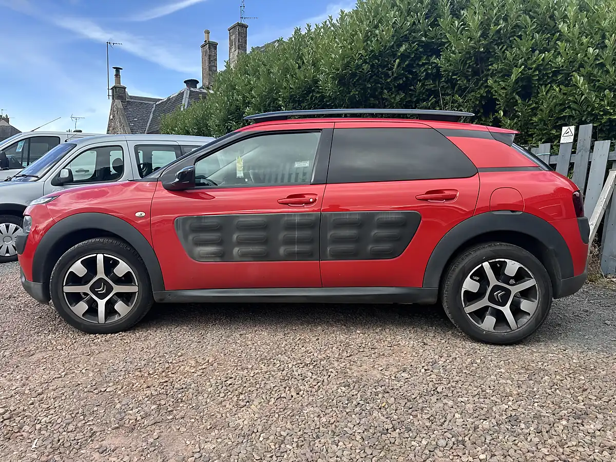 Used 2015 Citroen C4 Cactus Flair Red - Interior and Exterior details 8