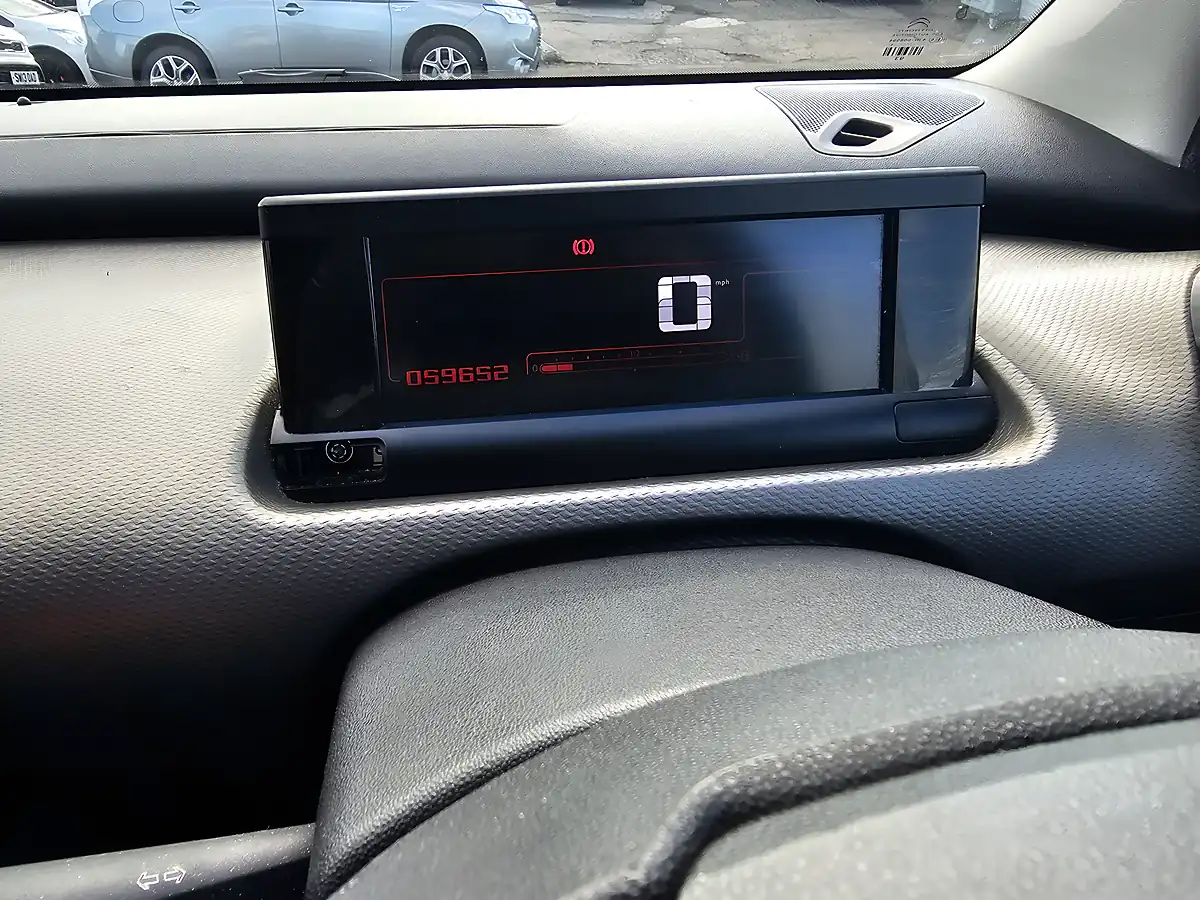 Used 2015 Citroen C4 Cactus Flair White - Interior and Exterior details 14