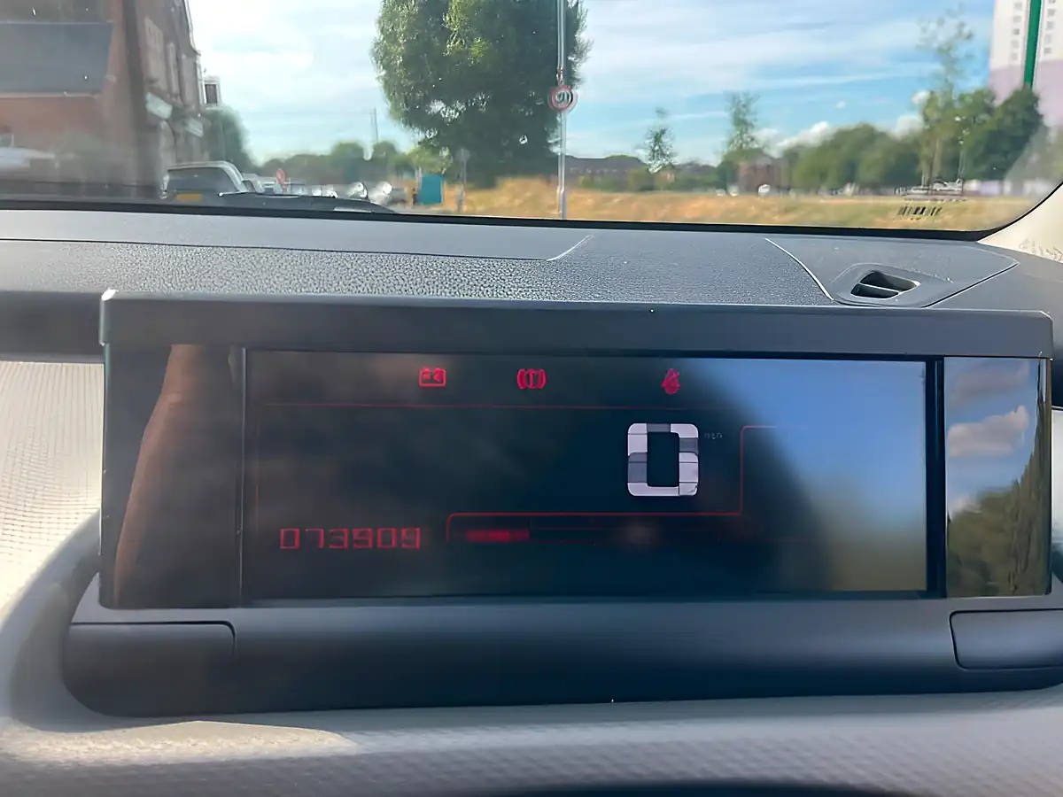 Used 2015 Citroen C4 Cactus Flair Yellow - Interior and Exterior details 17