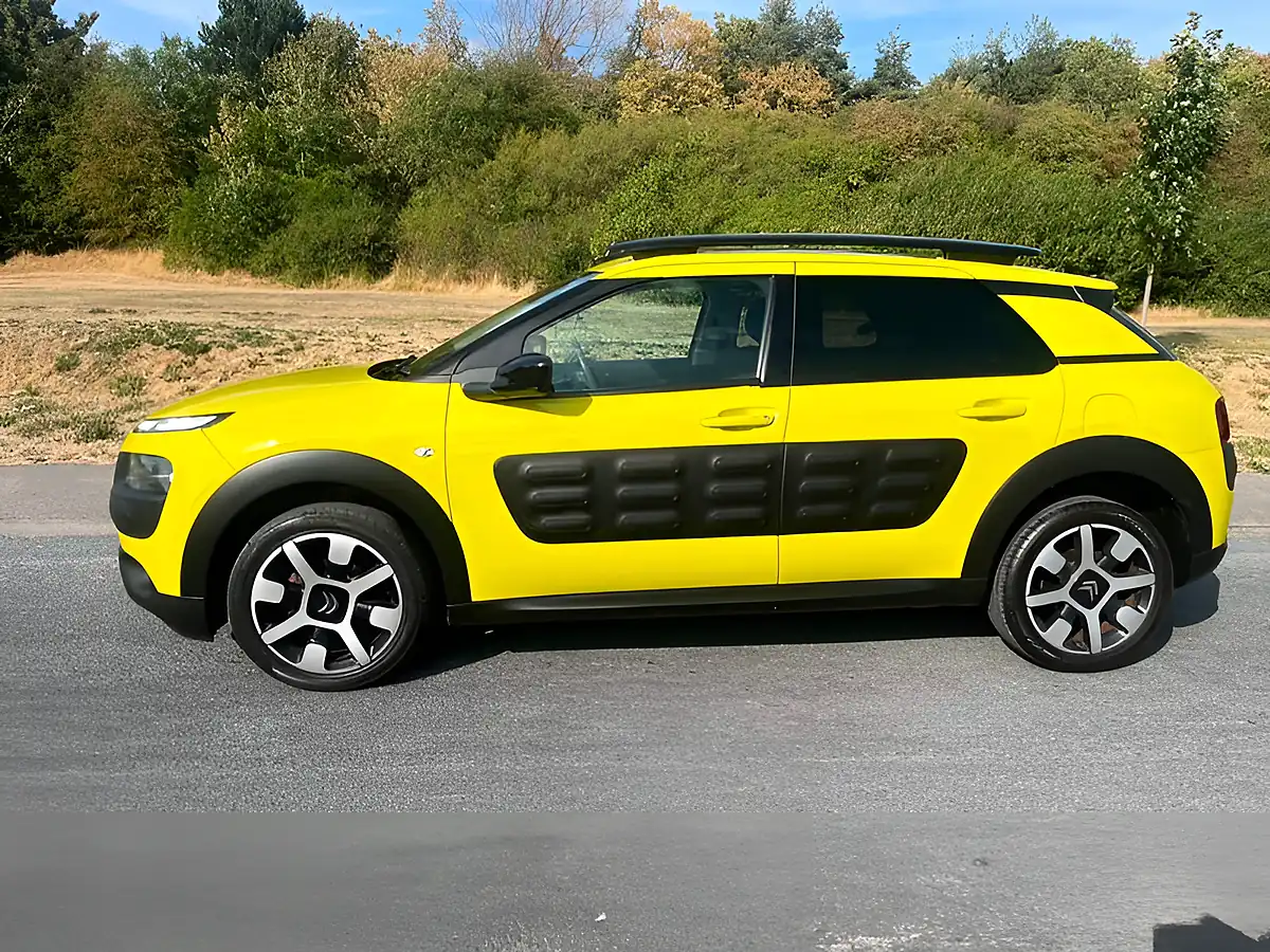 Used 2015 Citroen C4 Cactus Flair Yellow - Interior and Exterior details 4