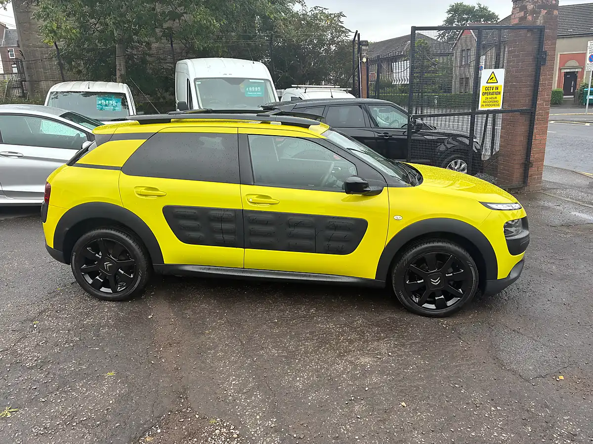 Used 2015 Citroen C4 Cactus Flair Yellow - Interior and Exterior details 14