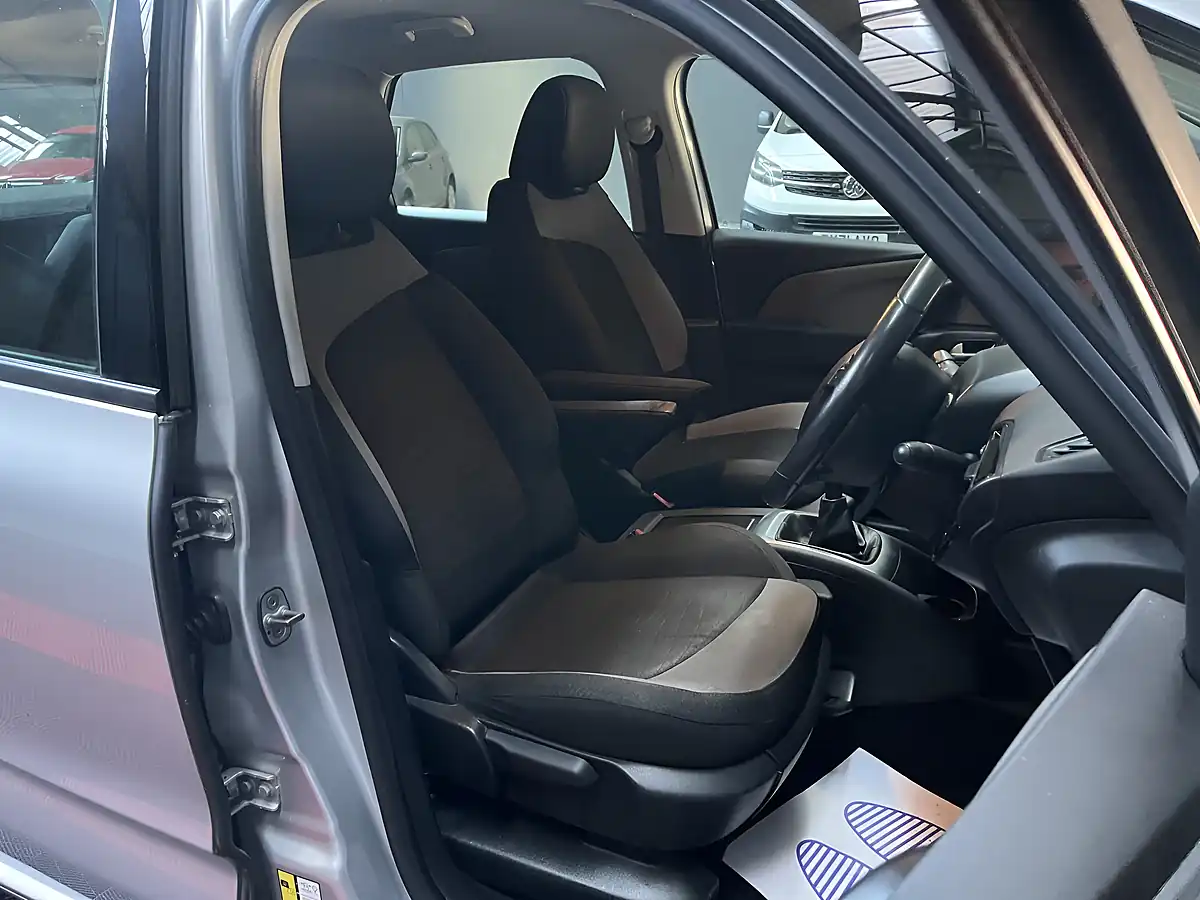 Used 2015 Citroen C4 Picasso Vtr+ Silver - Interior and Exterior details 17