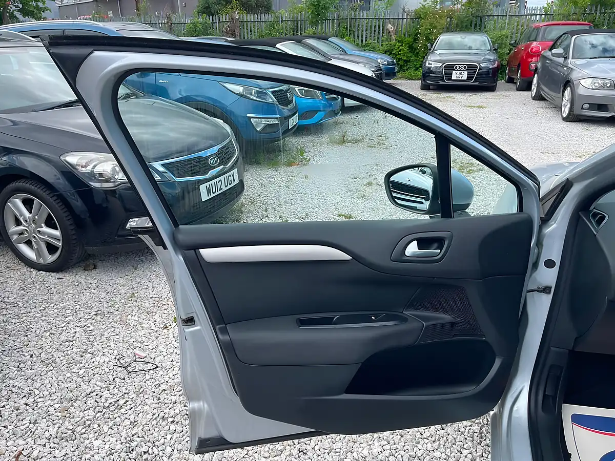 Used 2015 Citroen C4 Vtr+ Silver - Interior and Exterior details 12