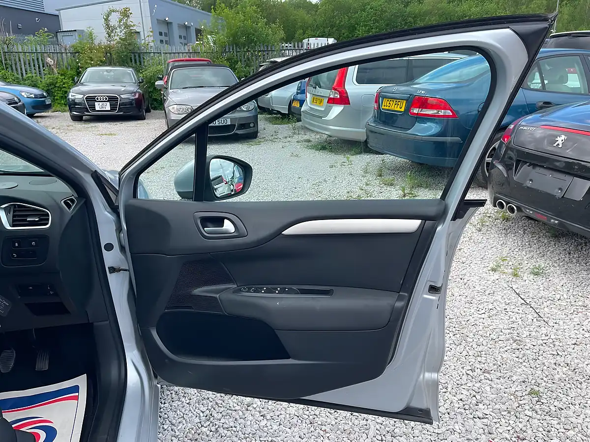Used 2015 Citroen C4 Vtr+ Silver - Interior and Exterior details 14
