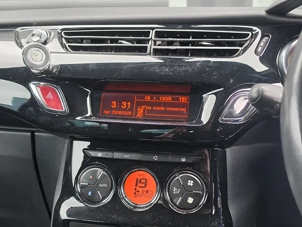 Used 2015 Citroen DS3 Dstyle Plus Blue - Interior and Exterior details 11