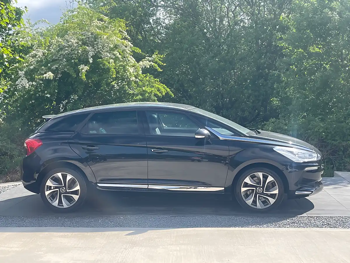 Used 2015 Citroen DS5 Dstyle Black - Interior and Exterior details 3