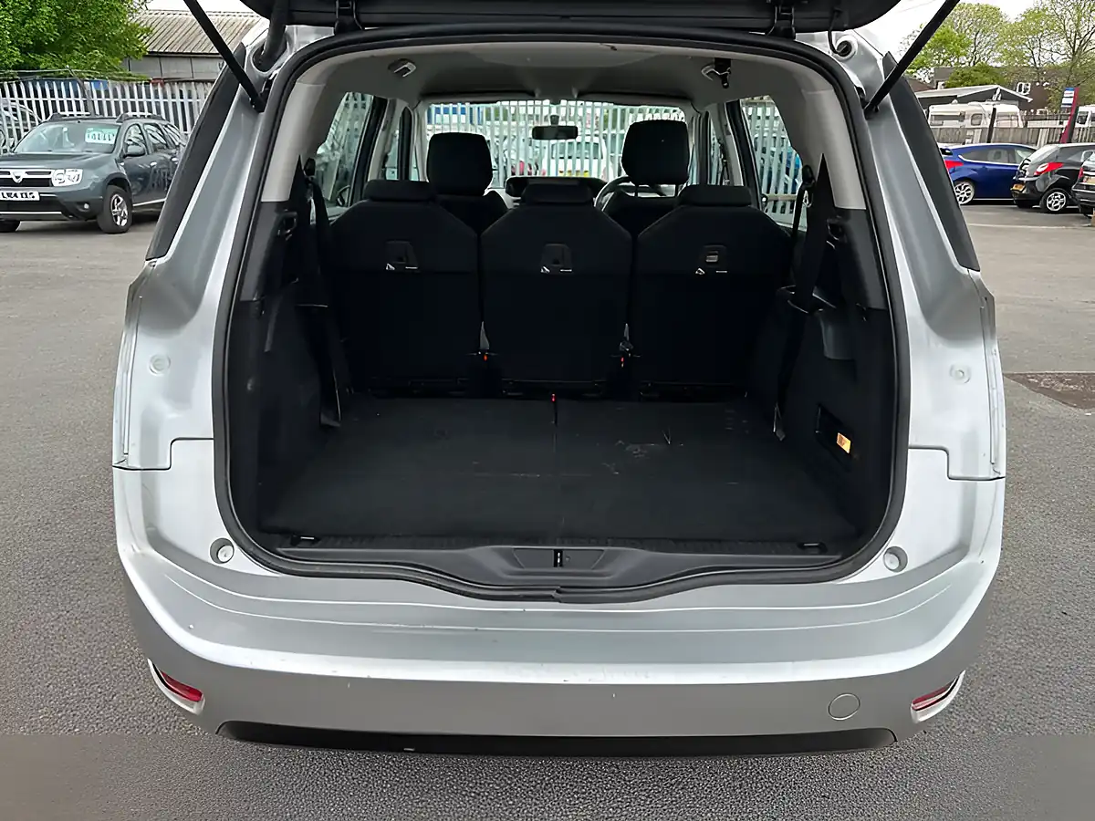 Used 2015 Citroen Grand C4 Picasso Vtr Silver - Interior and Exterior details 12