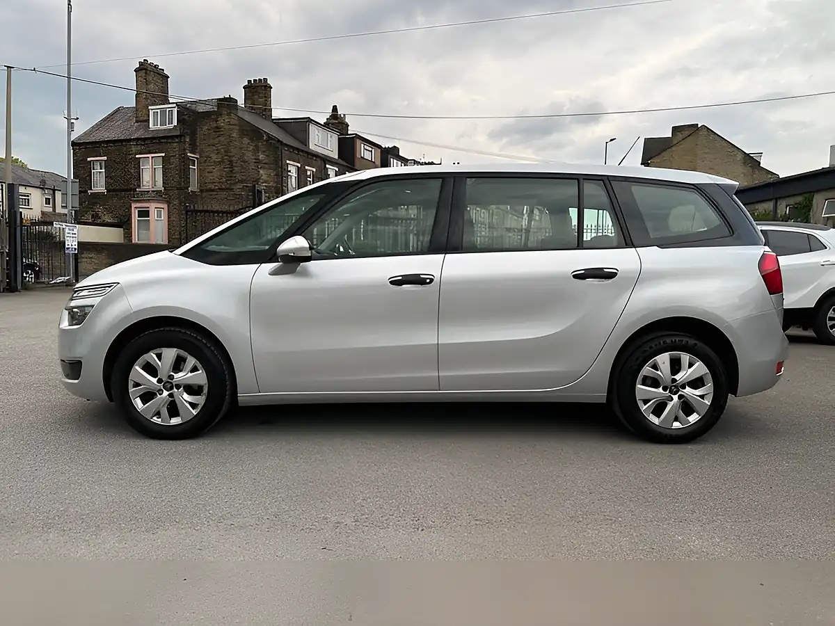 Used 2015 Citroen Grand C4 Picasso Vtr Silver - Interior and Exterior details 17