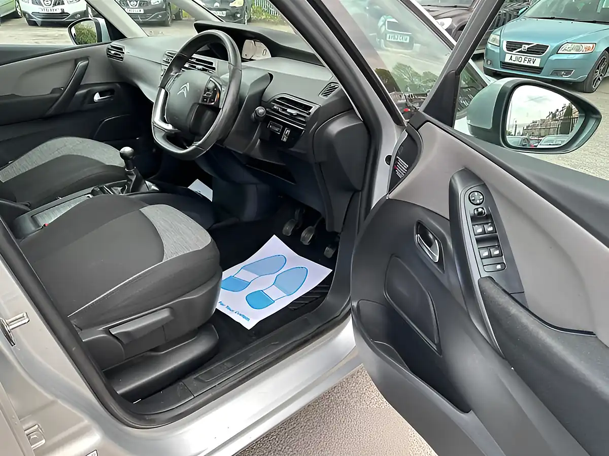 Used 2015 Citroen Grand C4 Picasso Vtr Silver - Interior and Exterior details 18
