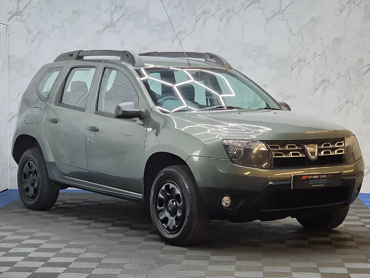 Used 2015 Dacia Duster Ambiance Green - Front View