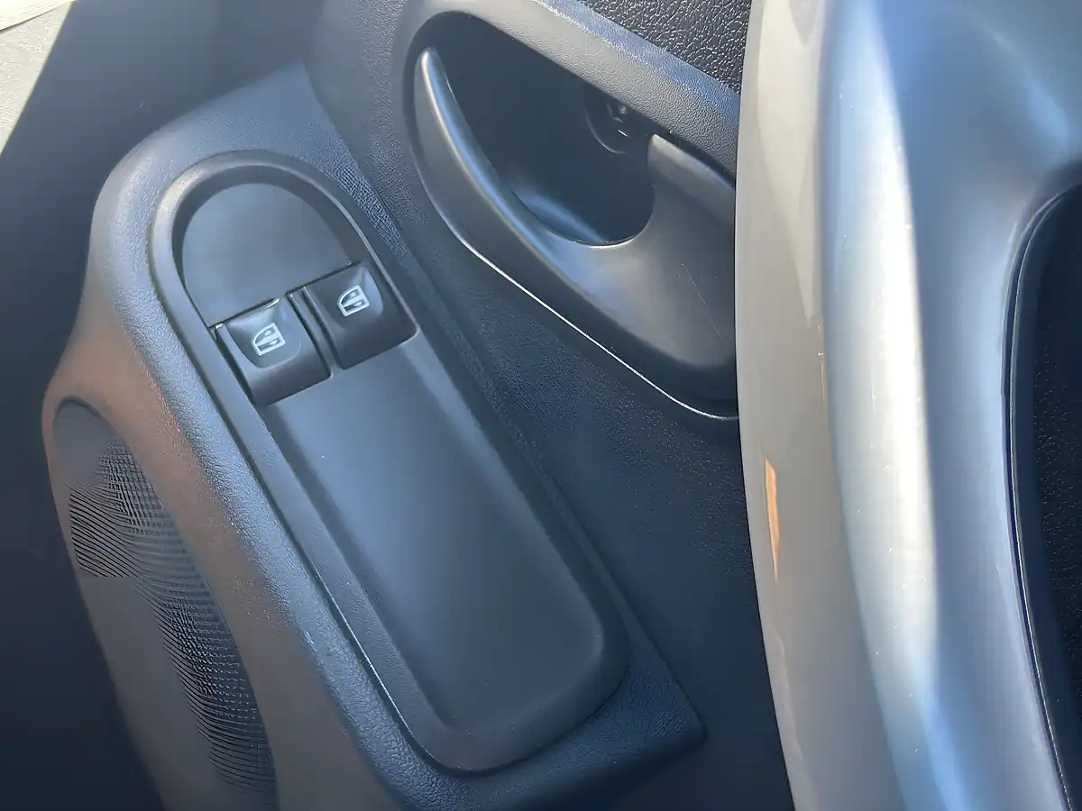 Used 2015 Dacia Duster Ambiance Pearl Black - Interior and Exterior details 11