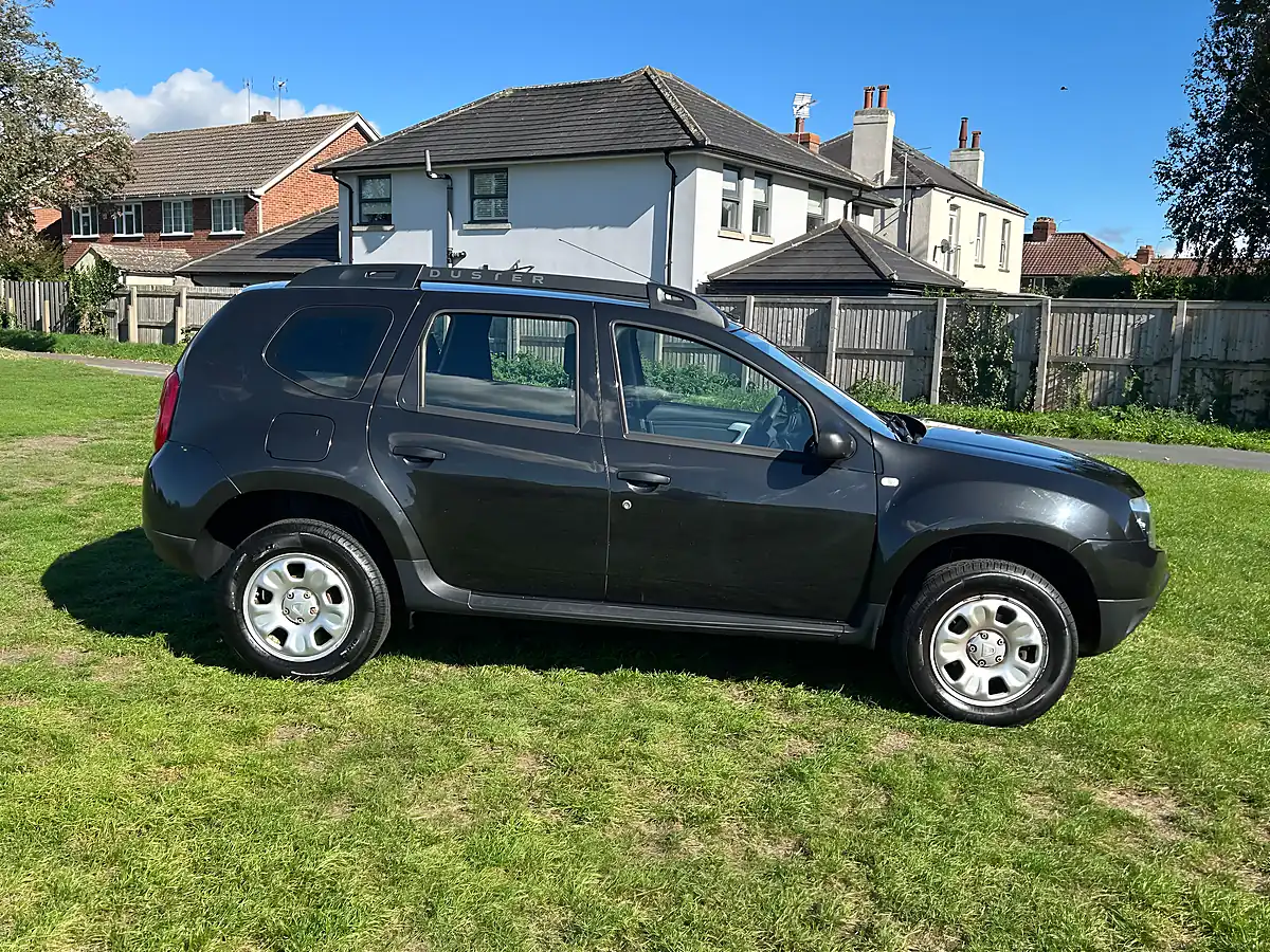 Used 2015 Dacia Duster Ambiance Pearl Black - Interior and Exterior details 4