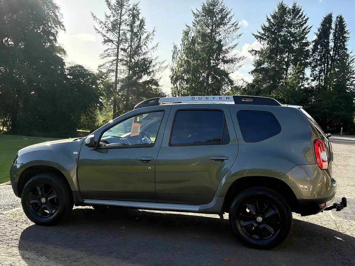 Used 2015 Dacia Duster Laureate Green - Interior and Exterior details 11