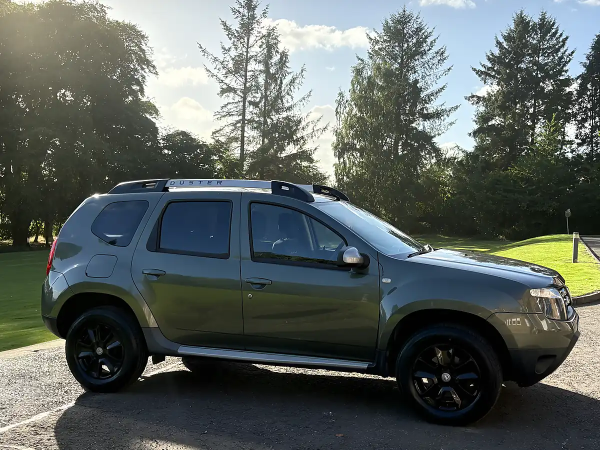 Used 2015 Dacia Duster Laureate Green - Interior and Exterior details 12