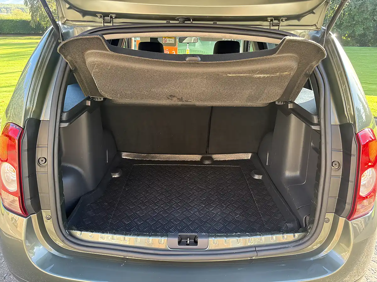 Used 2015 Dacia Duster Laureate Green - Interior and Exterior details 14
