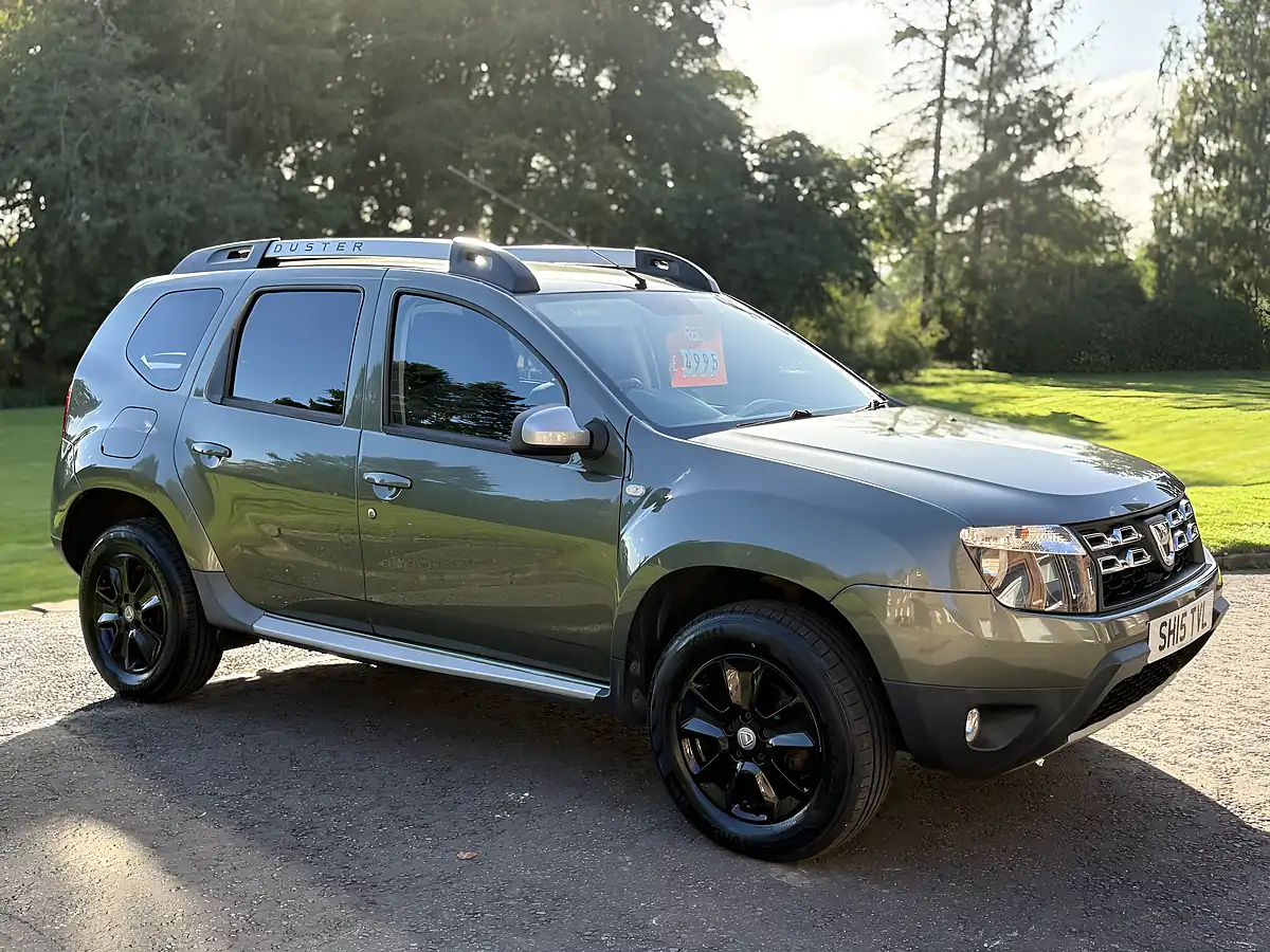 Used 2015 Dacia Duster Laureate Green - Interior and Exterior details 4