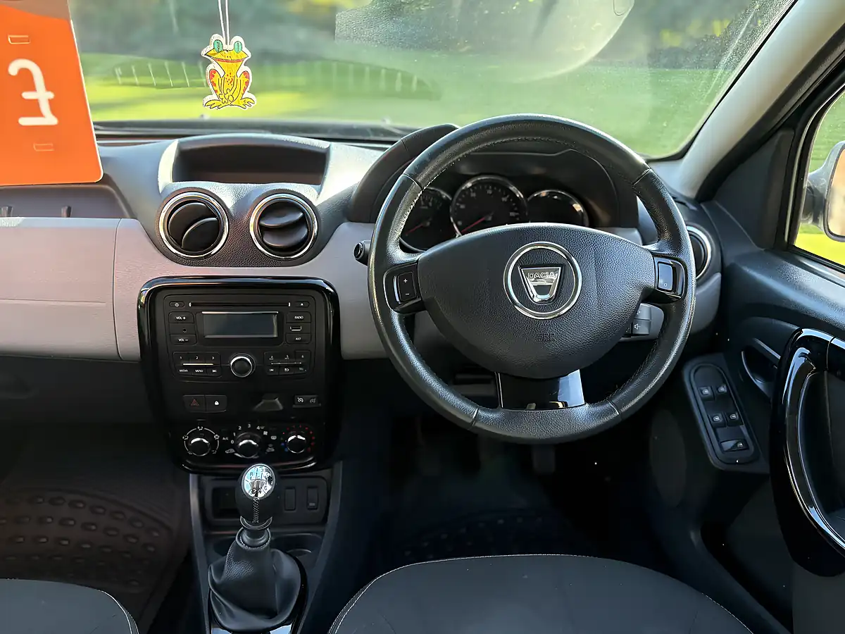 Used 2015 Dacia Duster Laureate Green - Interior and Exterior details 8