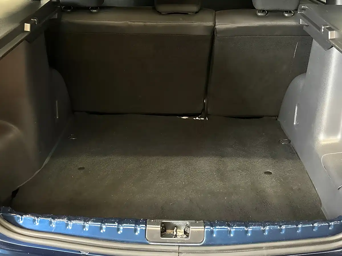 Used 2015 Dacia Duster Laureate Prime Blue - Interior and Exterior details 11