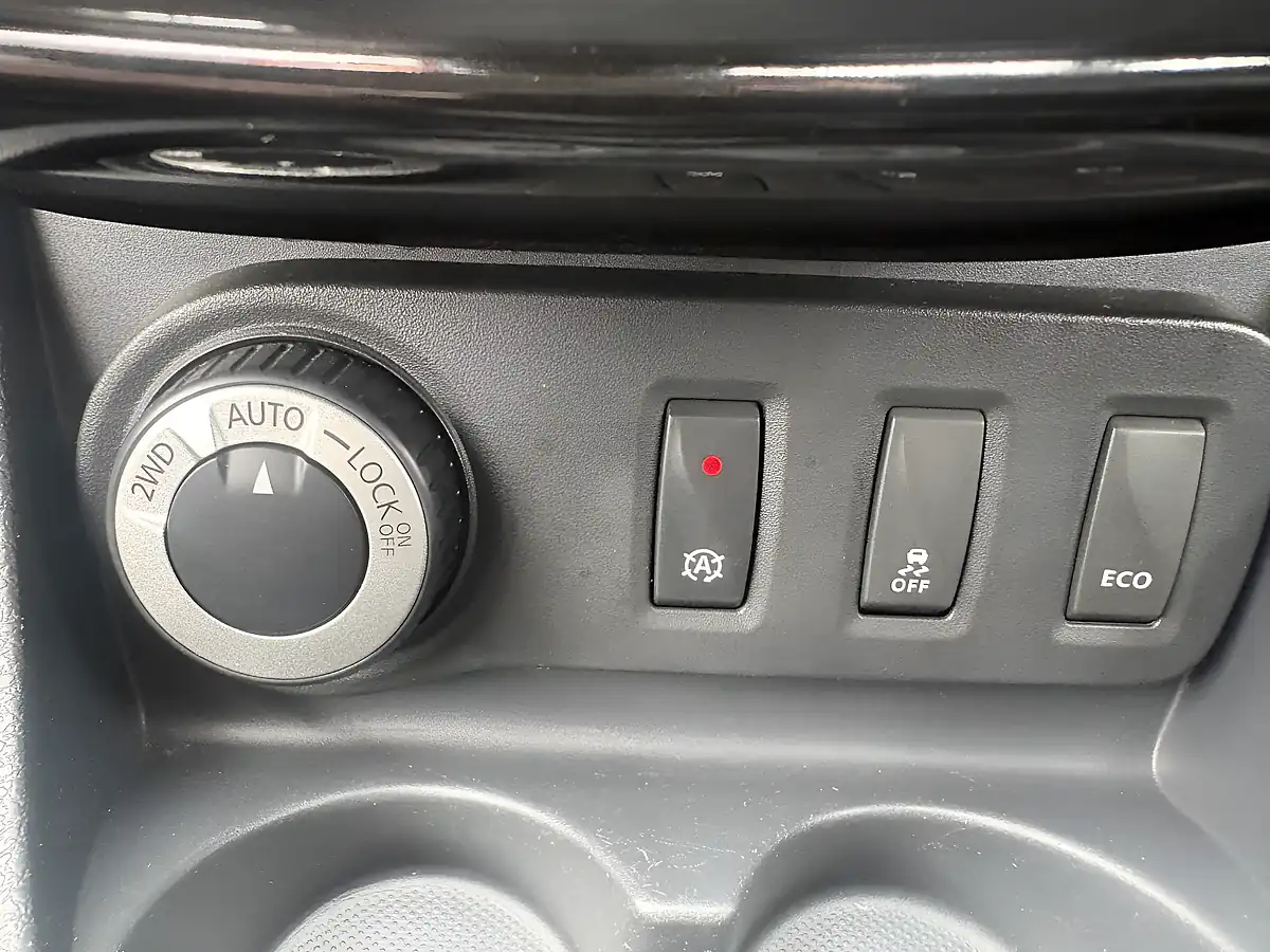 Used 2015 Dacia Duster Laureate Silver - Interior and Exterior details 9