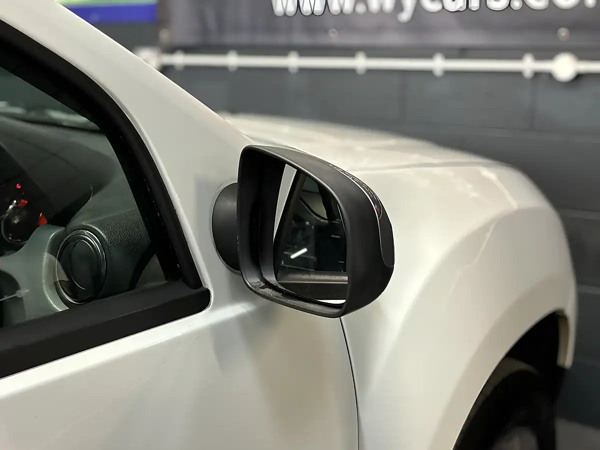 Used 2015 Dacia Duster Laureate White - Interior and Exterior details 11