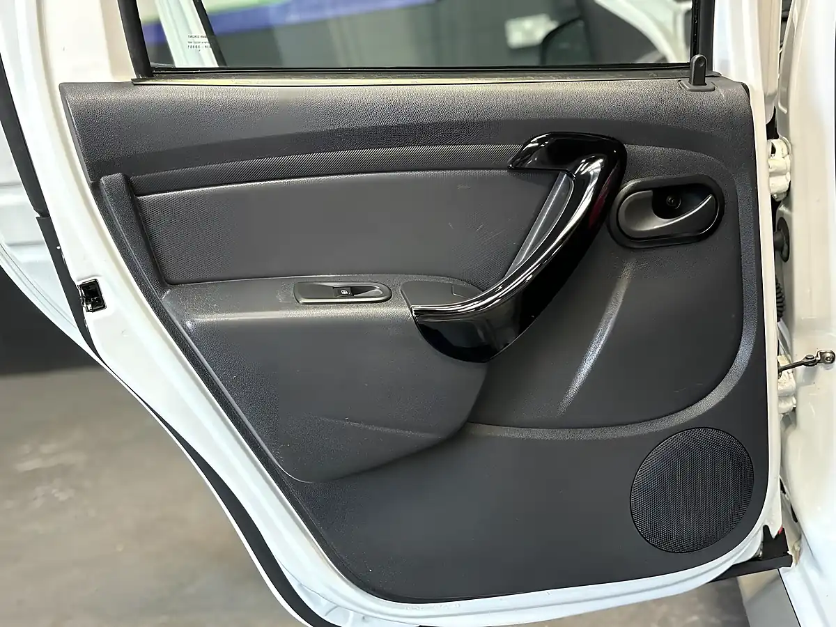 Used 2015 Dacia Duster Laureate White - Interior and Exterior details 12