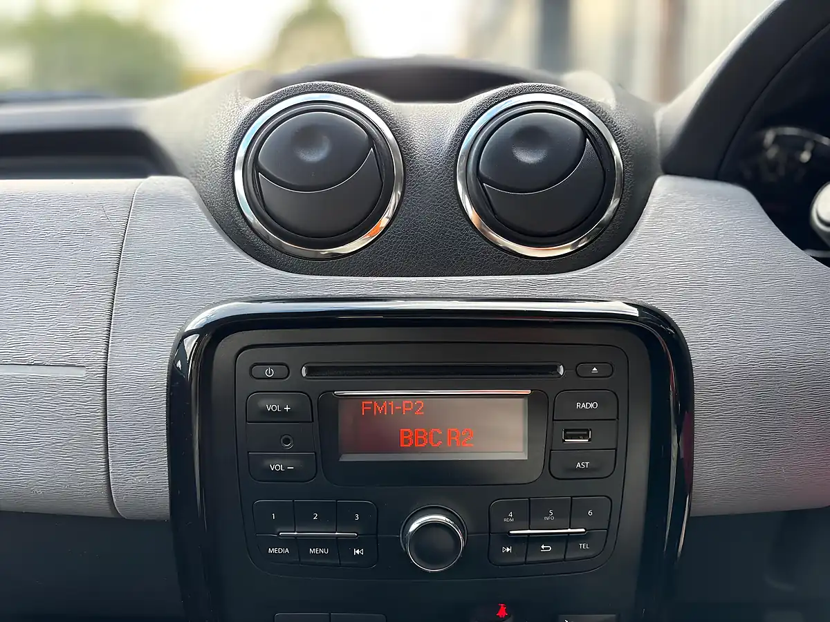 Used 2015 Dacia Duster Laureate White - Interior and Exterior details 14