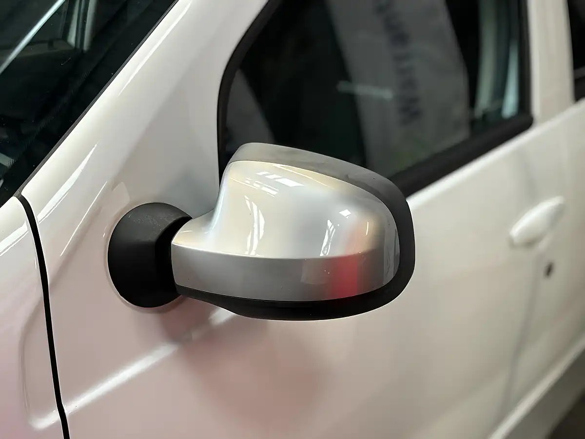 Used 2015 Dacia Duster Laureate White - Interior and Exterior details 15