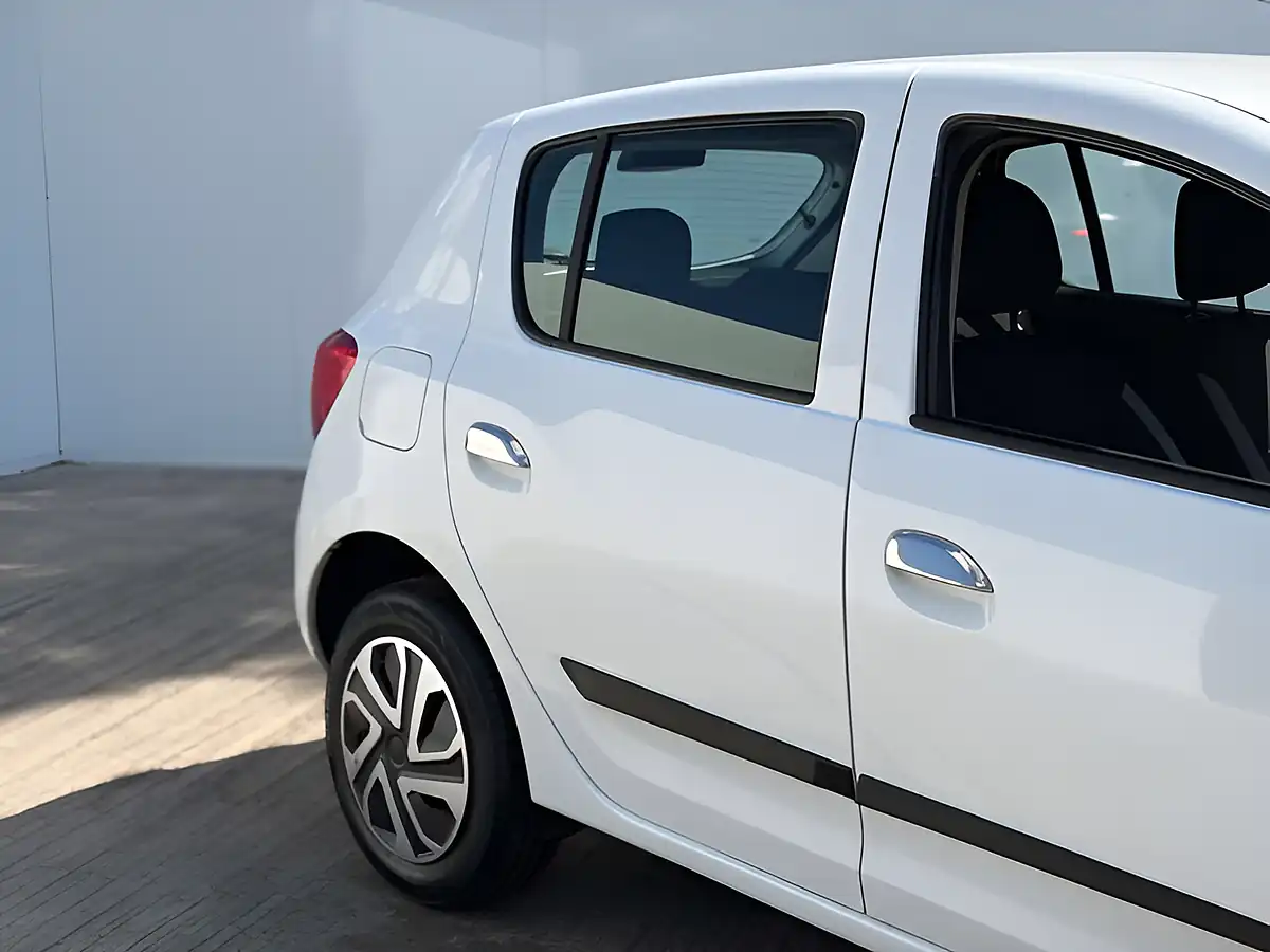 Used 2015 Dacia Sandero Ambiance Glacier White - Interior and Exterior details 7
