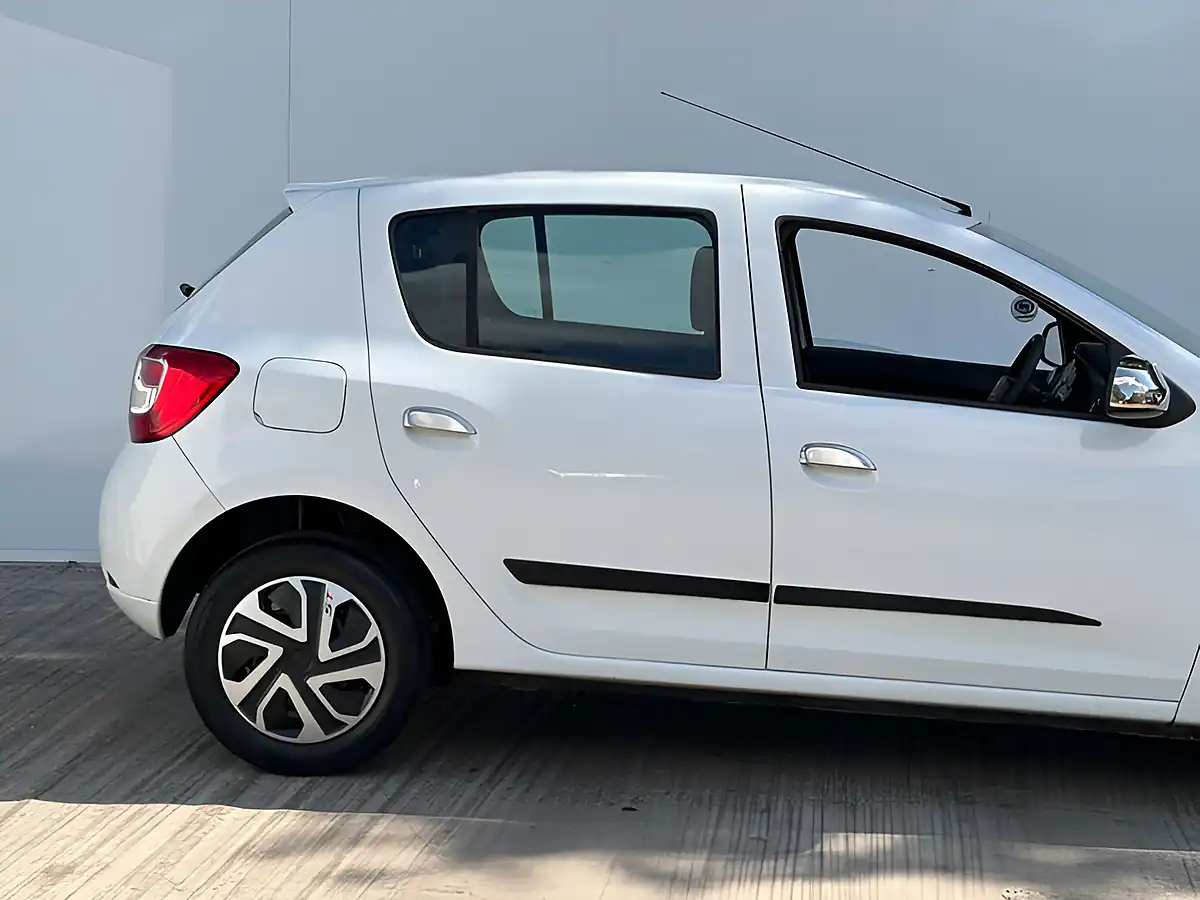 Used 2015 Dacia Sandero Ambiance Glacier White - Interior and Exterior details 9