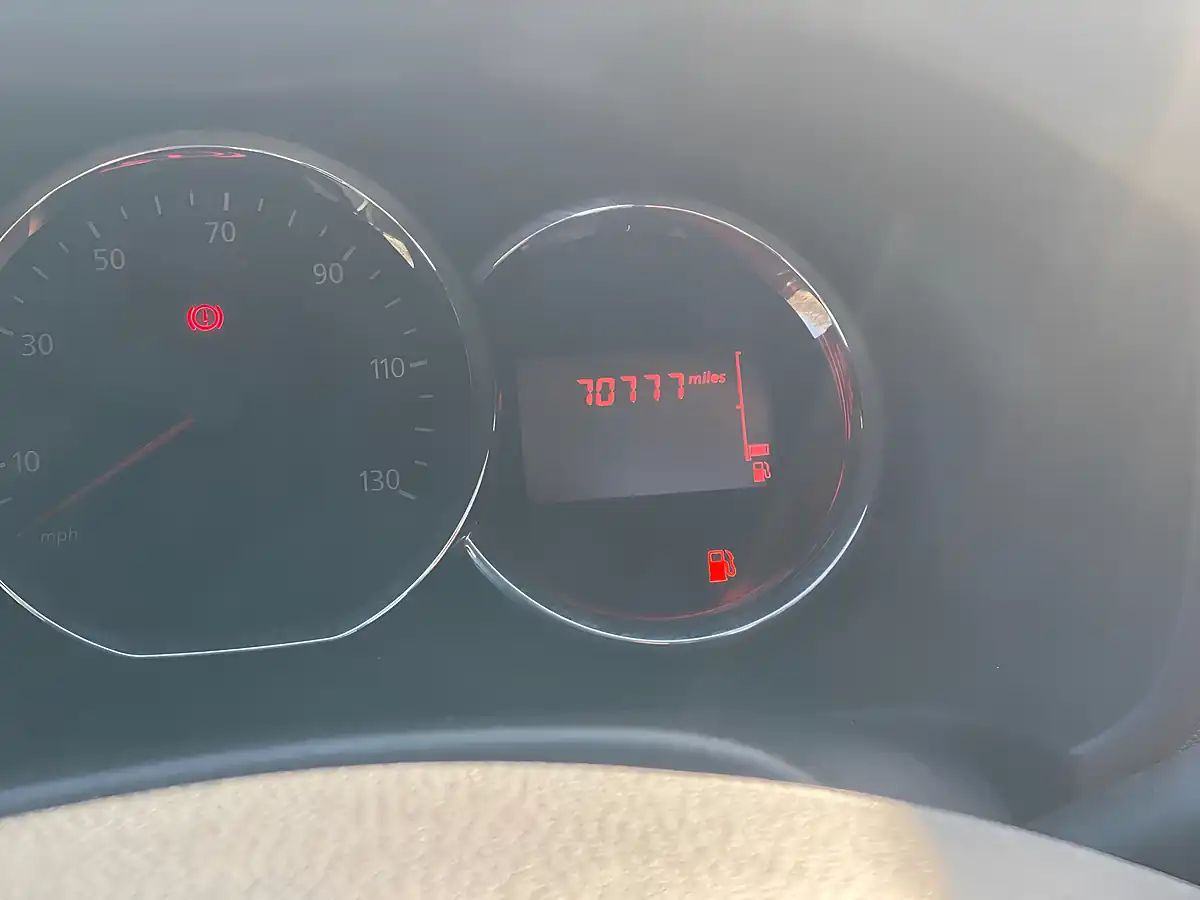 Used 2015 Dacia Sandero Ambiance Red - Interior and Exterior details 10