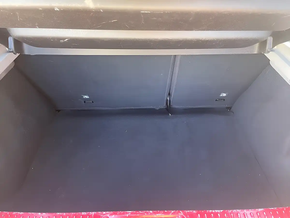 Used 2015 Dacia Sandero Ambiance Red - Interior and Exterior details 12