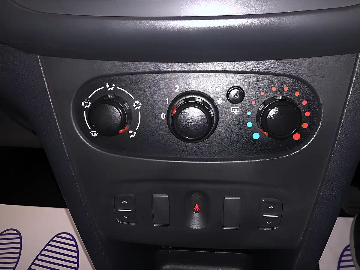 Used 2015 Dacia Sandero Ambiance Red - Interior and Exterior details 11