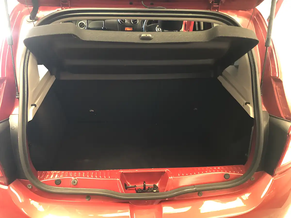Used 2015 Dacia Sandero Ambiance Red - Interior and Exterior details 15