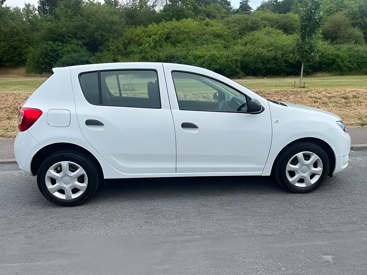 Used 2015 Dacia Sandero Ambiance White - Front View