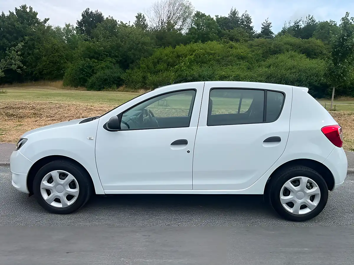 Used 2015 Dacia Sandero Ambiance White - Interior and Exterior details 4