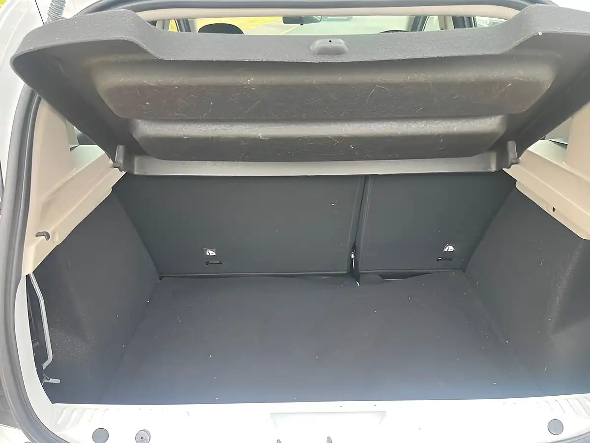 Used 2015 Dacia Sandero Ambiance White - Interior and Exterior details 8