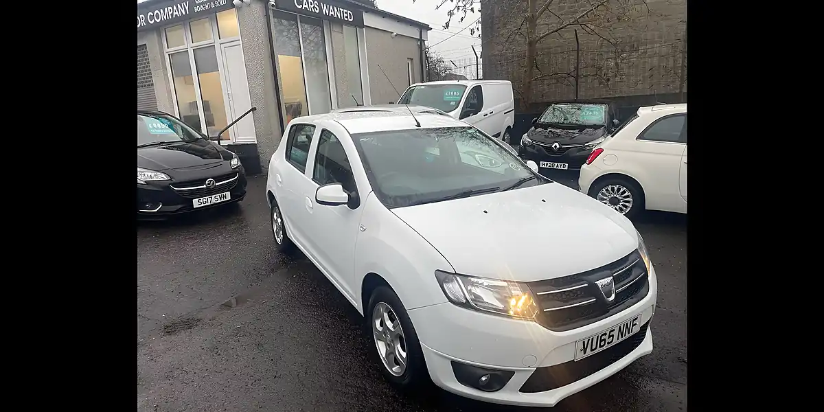 Used 2015 Dacia Sandero Laureate White - Front View