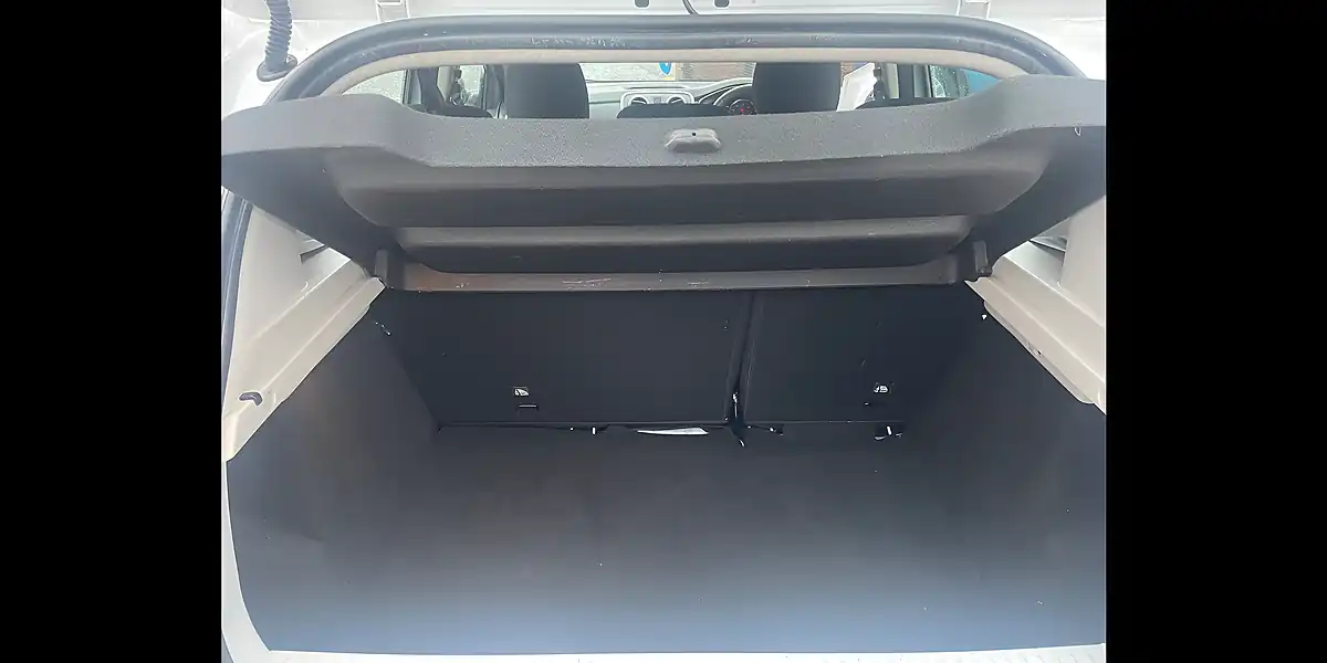 Used 2015 Dacia Sandero Laureate White - Interior and Exterior details 13