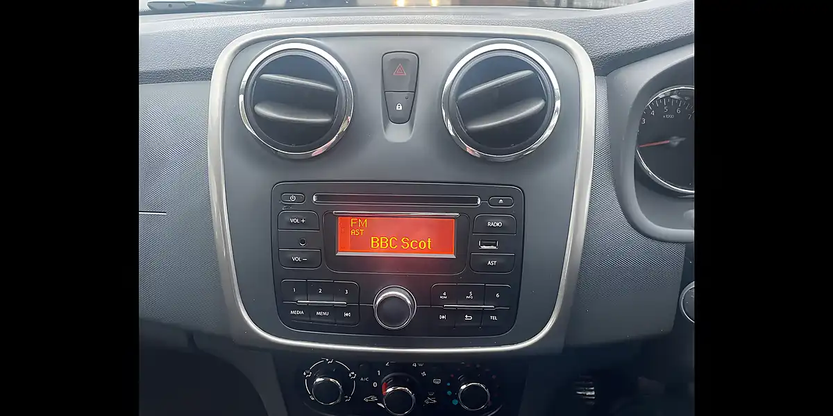 Used 2015 Dacia Sandero Laureate White - Interior and Exterior details 14