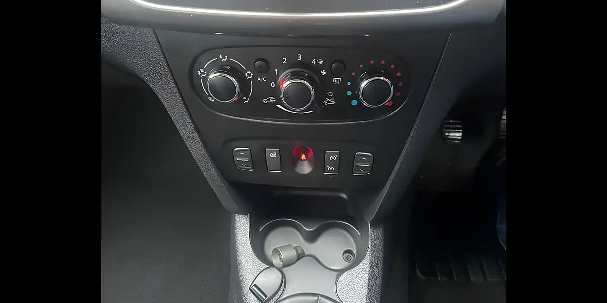 Used 2015 Dacia Sandero Laureate White - Interior and Exterior details 15
