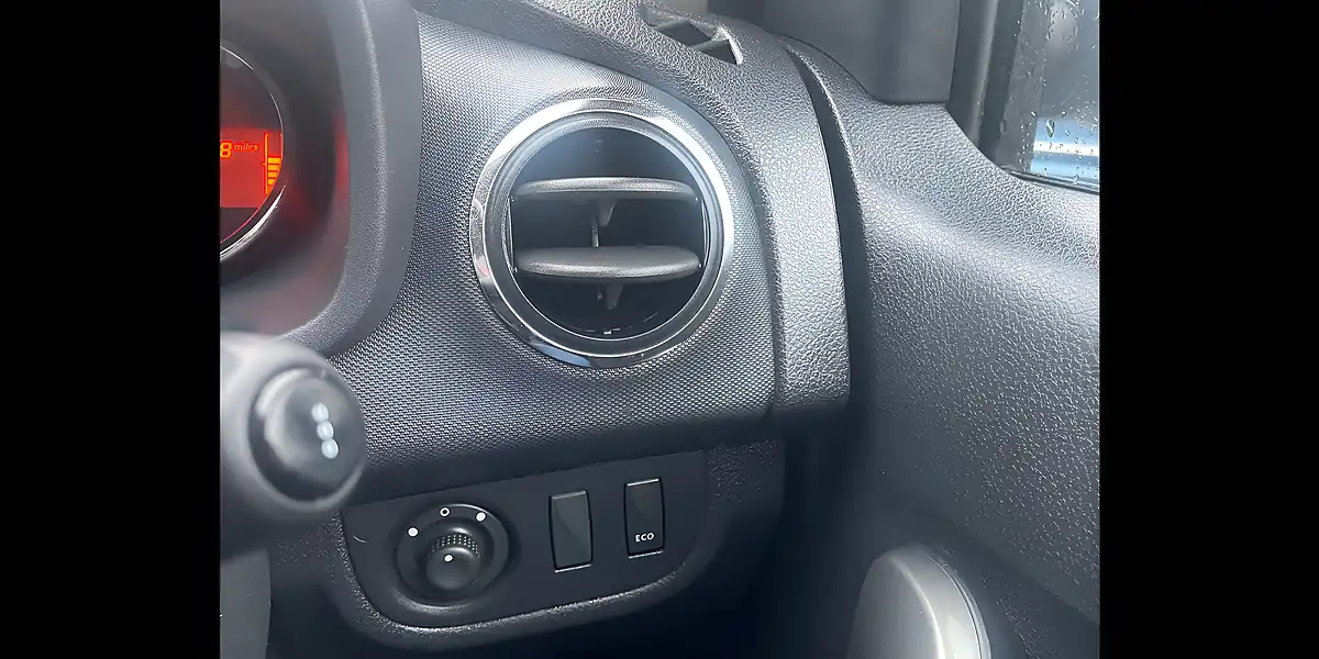 Used 2015 Dacia Sandero Laureate White - Interior and Exterior details 18