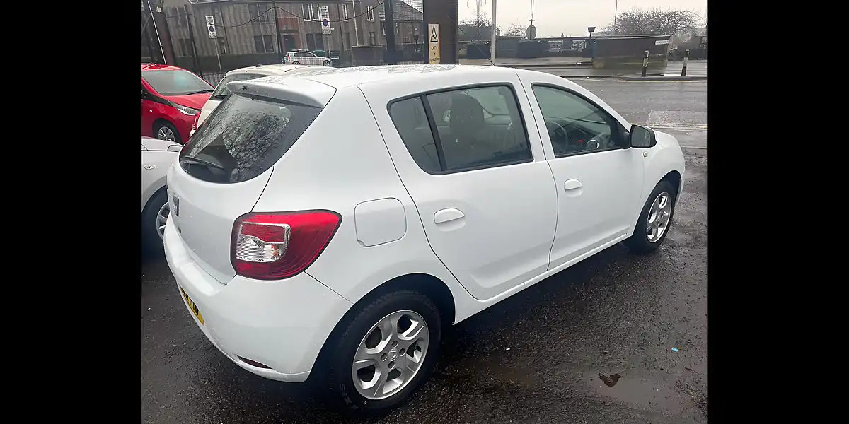 Used 2015 Dacia Sandero Laureate White - Interior and Exterior details 4