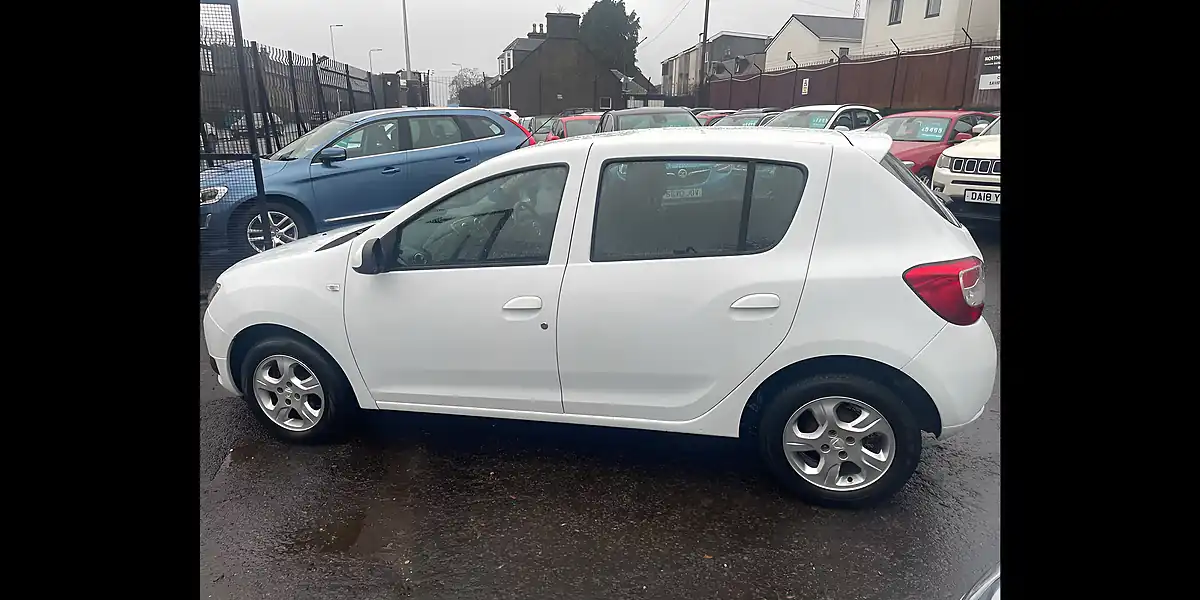 Used 2015 Dacia Sandero Laureate White - Interior and Exterior details 7