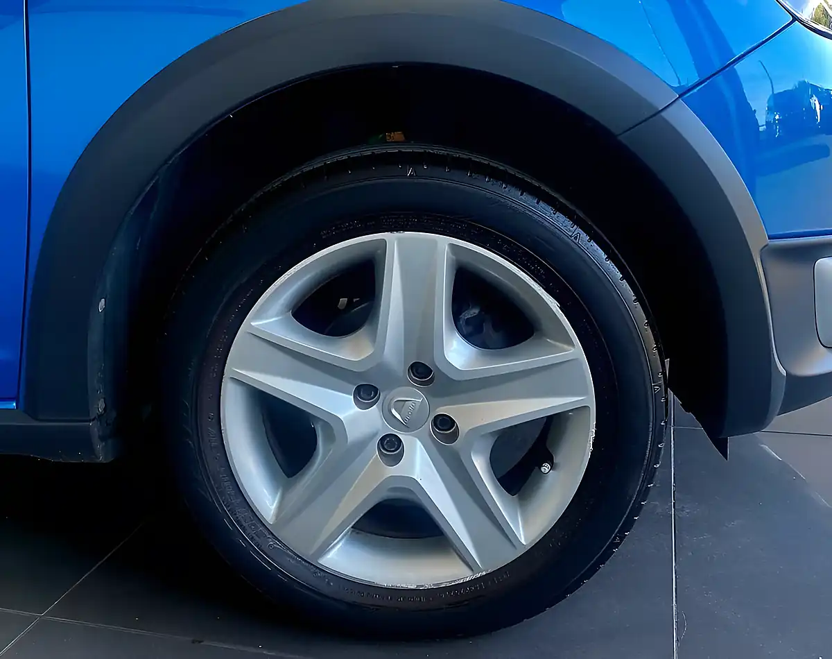 Used 2015 Dacia Sandero Stepway Ambiance Azurite Blue - Interior and Exterior details 10