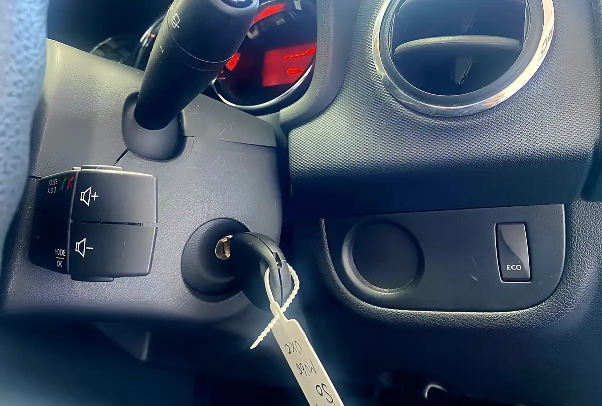 Used 2015 Dacia Sandero Stepway Ambiance Azurite Blue - Interior and Exterior details 13