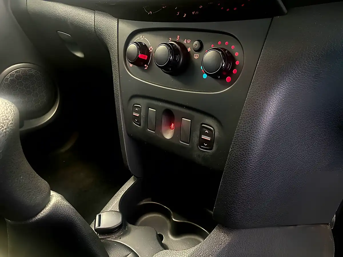 Used 2015 Dacia Sandero Stepway Ambiance Azurite Blue - Interior and Exterior details 16