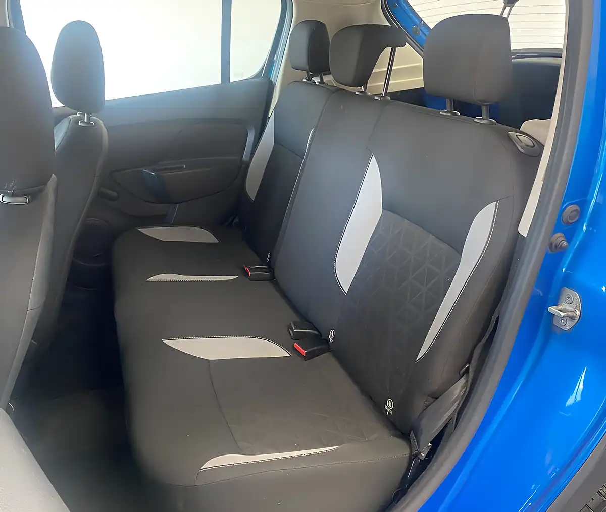 Used 2015 Dacia Sandero Stepway Ambiance Azurite Blue - Interior and Exterior details 19