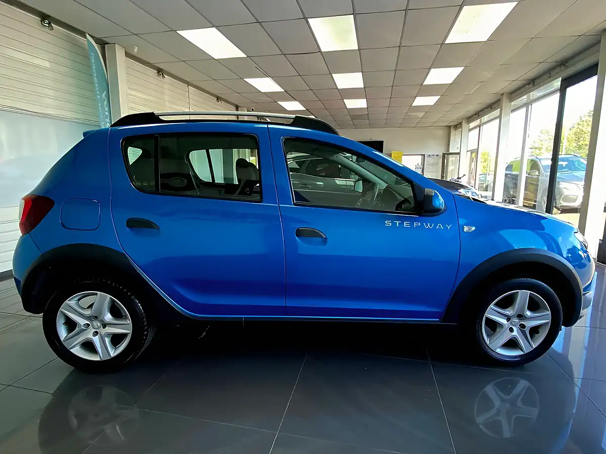 Used 2015 Dacia Sandero Stepway Ambiance Azurite Blue - Interior and Exterior details 6