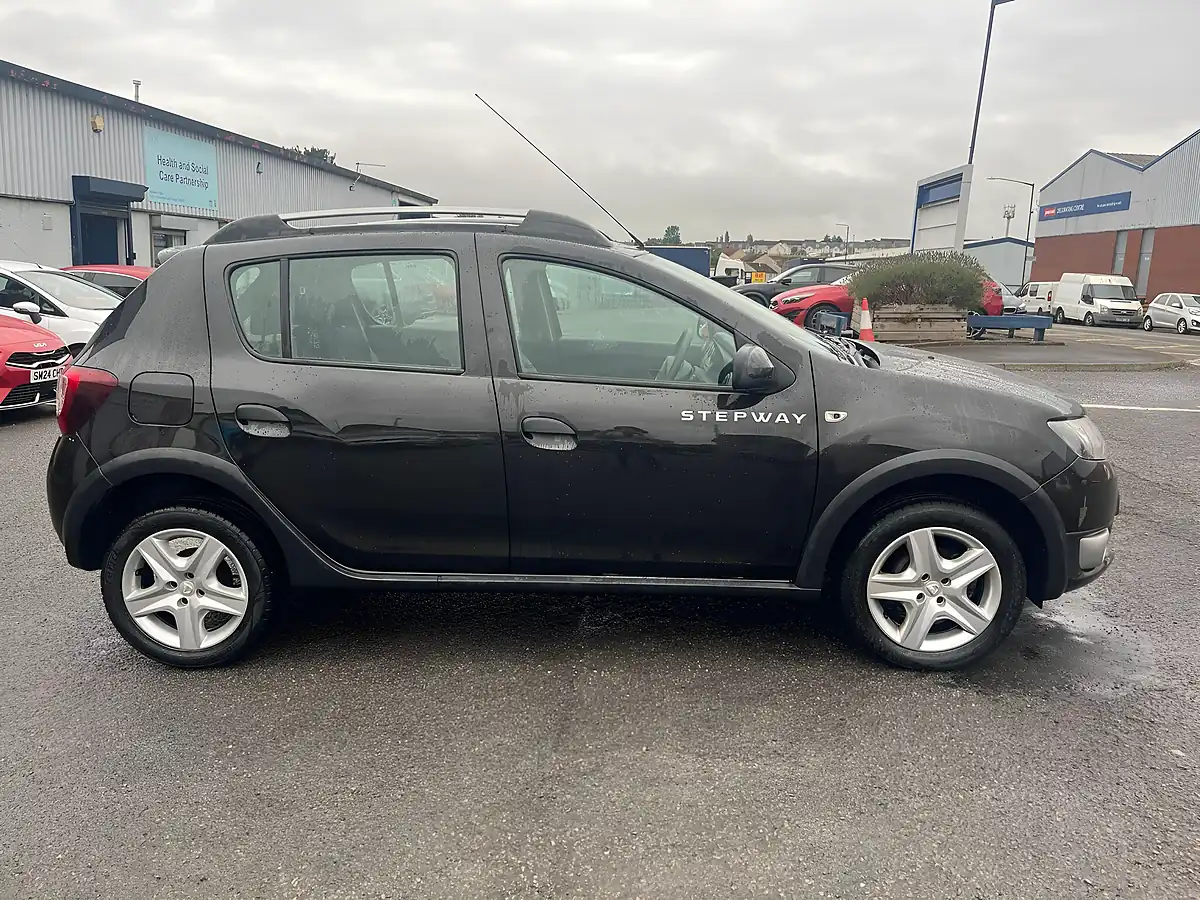 Used 2015 Dacia Sandero Stepway Ambiance Black - Interior and Exterior details 4